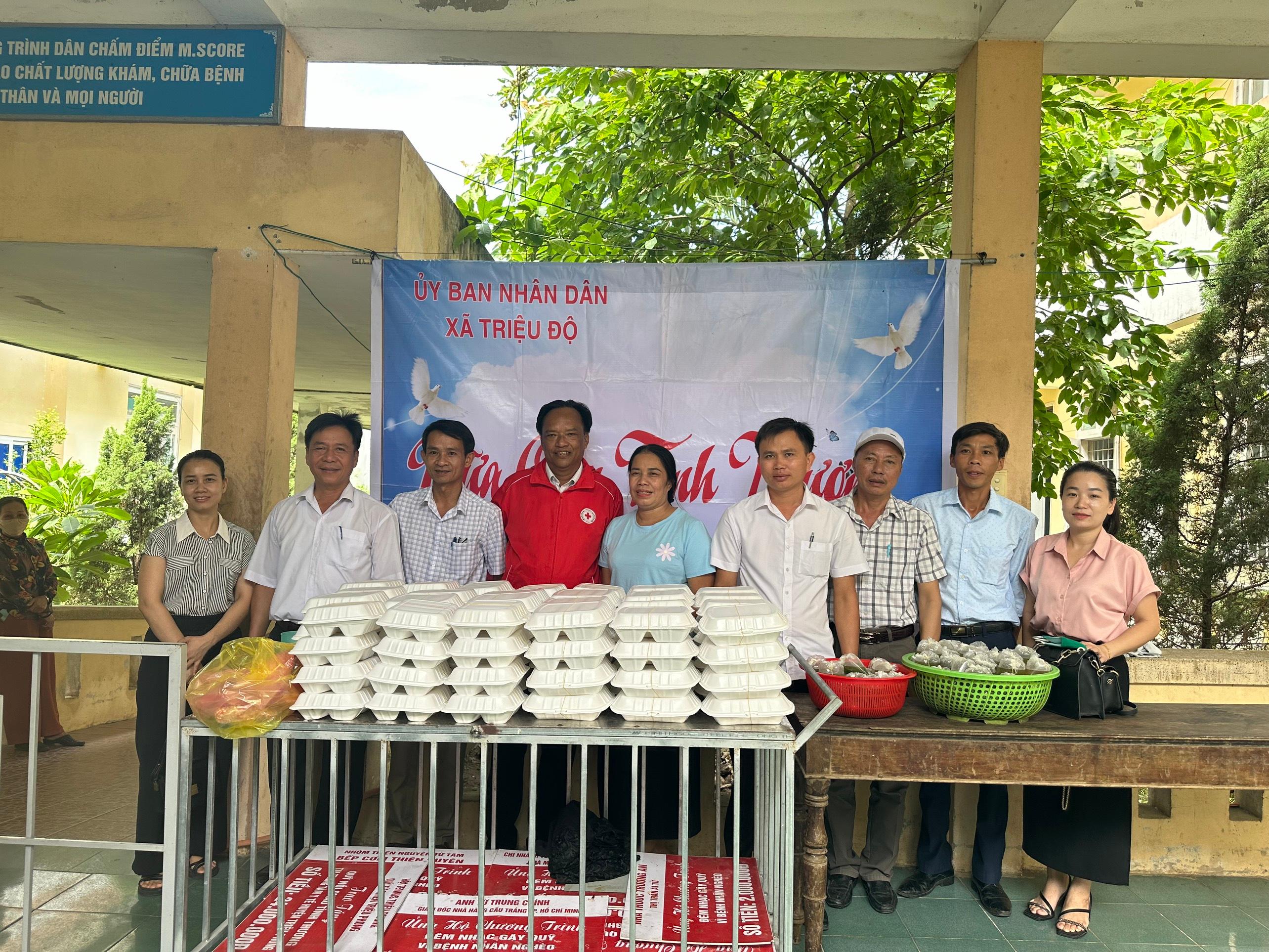Công Đoàn cơ sở xã Triệu Độ tổ chức phát cơm thiện nguyện tịa Bệnh viện Triệu Phong và Bệnh viện...
